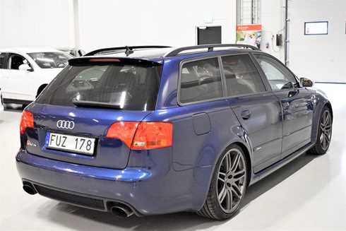 Blåmetallic Audi RS4 Avant stulen/ rån Upplands Väsby norr om Stockholm
